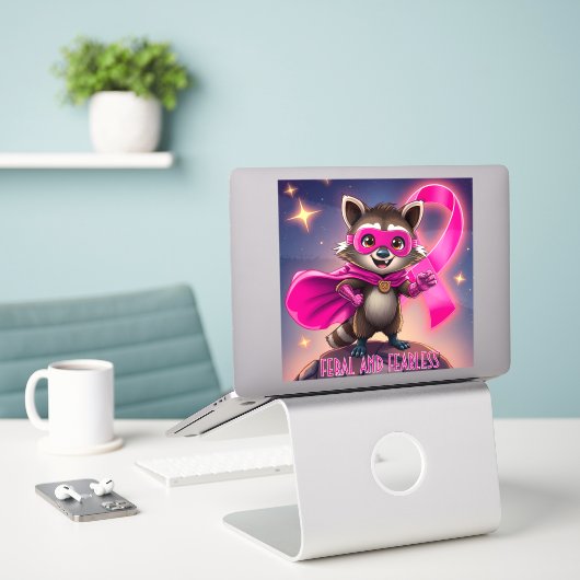 Feral en Fearless Raccoon Borstkanker Bewustzijn Sticker (Laptop op bureau)