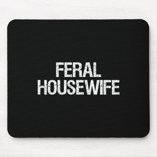 Feral Housewife Shirt Funny Stay At Home Mom Homem Muismat (Voorkant)