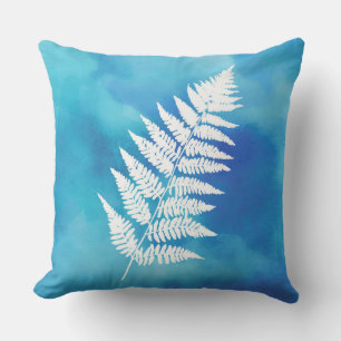 Fern Frond, White on Blue Waterverf Background Kussen