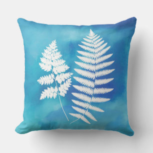 Fern Frond, wit op een blauwe Waterverf achtergron Kussen