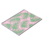 Fern vertakt zich op roze. notitieboek (Linkerzijde)