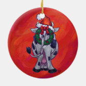 Festieve Koe in Santa Hat op rood Keramisch Ornament (Achterkant)