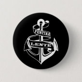 Festina lente ronde button 5,7 cm (Voorkant)