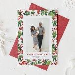 Festive Berries and Greenery Merry-kerstfoto Feestdagenkaart<br><div class="desc">Vrolijk kerstfeest! Verstuur uw familie en vrienden warme vakantiegroeten met deze aanpasbare foto kerstflat-kaart. Het kenmerkt het kerstpatroon van de waterverf van rode winterbessen en groene energie. Pas deze foto-kerstkaart aan door uw eigen details toe te voegen. Deze botanische kerstkaart is verkrijgbaar in verschillende kartonnen dozen.</div>