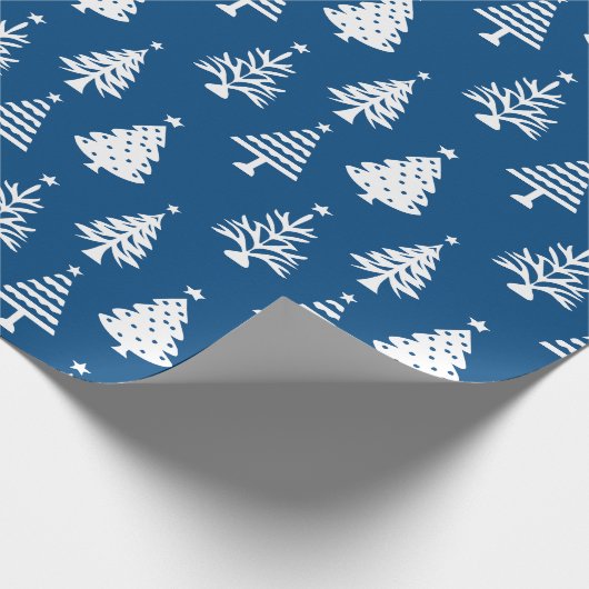 Festive Blue and White Christmas Tree Pattern Cadeaupapier (Hoek)