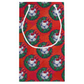 Festive Blue, White Voetbal Pattern op Red Klein Cadeauzakje (Achterkant)