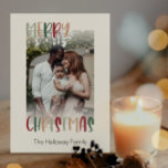 Festive Casual, kleurrijke kerstfoto Feestdagenkaart<br><div class="desc">Deze feestelijke, casual, kleurrijke kerstkaart met kerstmis is ideaal voor uw leuke, creatieve kerstmis. Het unieke speelse moderne lettertype in rood, boho-taan, met licht en donkergroen zorgt voor een gelukkig seizoensgebonden gevoel. Als je de donkere winter van je geliefden wilt ophelderen met een schattige feestvreugde, dan heb je dat ding...</div>