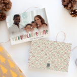 Festive Colorful Kerstmis - Volledige foto Feestdagenkaart<br><div class="desc">Deze feestelijke, kleurrijke kerstfeestkaart is perfect voor uw leuke, creatieve kerstcadeautjes. Het is een uniek, speels modern lettertype in rood, boho-tan, en licht en donkergroen, maakt een gelukkig seizoensgebonden gevoel mogelijk. Als je de donkere winter van je geliefden wilt ophelderen met een schattige feestvreugde, dan heb je dat ding gevonden!...</div>