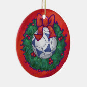 Festive Futbal in Wreath op Red Keramisch Ornament (Rechts)