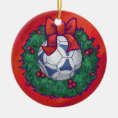 Festive Futbal in Wreath op Red Keramisch Ornament (Voorkant)