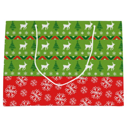 Festive Green and Red Reindeer and Snowflakes Groot Cadeauzakje (Voorkant)