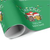 Festive Green Cheers Beers CHRISTMAS Cadeaupapier (Rol Hoek)