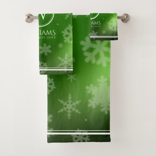 Festive Green Folie Snowflakes Monogram Naam Bad Handdoek (Insitu)