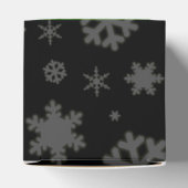 Festive Green Folie Snowflakes Monogram Naam Bedankdoosjes (Bovenkant)
