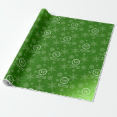 Festive Green Folie Snowflakes Monogram Naam Cadeaupapier (Uitgerold)