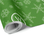 Festive Green Folie Snowflakes Monogram Naam Cadeaupapier (Rol Hoek)