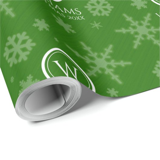 Festive Green Folie Snowflakes Monogram Naam Cadeaupapier (Rol Hoek)