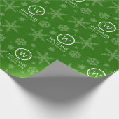 Festive Green Folie Snowflakes Monogram Naam Cadeaupapier (Hoek)