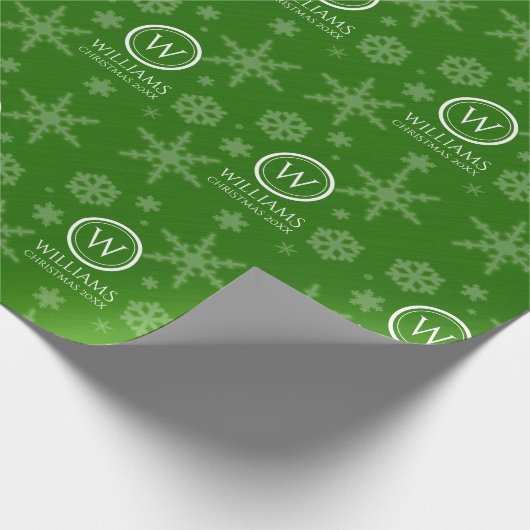 Festive Green Folie Snowflakes Monogram Naam Cadeaupapier (Hoek)