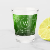 Festive Green Folie Snowflakes Monogram Naam Shot Glas (Voorkant)