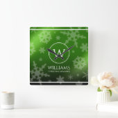 Festive Green Folie Snowflakes Monogram Naam Vierkante Klok (Huis)