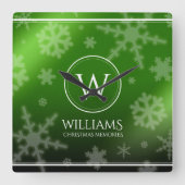 Festive Green Folie Snowflakes Monogram Naam Vierkante Klok (Voorkant)