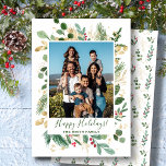 Festive Green Gold Foliage Pine Waterverf Floral Feestdagenkaart<br><div class="desc">Festive Green Gold Foliage Pine Waterverf Floral Holiday Briefkaart. Verstuur uw dierbaren warme wensen en groeten met deze feestelijke en moderne Vakbakkersfotokaart met "Prettige feestdagen" in elegante, handgeschreven kalligrafie met prachtige waterverf en goudbladerbladeringen, rode bessenbloem lijst op maroon rode achtergrond. Ik wens jullie allemaal een Prettige feestdagen en een geweldig...</div>