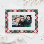 Festive Green Pset Pattern Merry kerstfoto Feestdagenkaart<br><div class="desc">Verstuur kerstcadeautjes met deze klassieke platte kerstkaart van de Vleurige kerstfoto. Het heeft een klassiek groen,  wit en rood vlechtvormig patroon. Personaliseer door een horizontale foto,  een naam,  een vakantiegroet,  een jaar en een bericht toe te voegen. Deze feestelijke groene kerstkaart is ook in andere kleuren verkrijgbaar.</div>