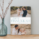 Festive Greeting | 2 Foto Joyous Hanukkah Feestdagenkaart<br><div class="desc">Ons feestelijke en elegante Hanukkah-kaartontwerp is de perfecte manier om twee van je favoriete familiefoto's te shows. Het ontwerp kenmerkt "Joyous Hanukkah"in zachte blauwgroen serif typografie en hand lettered manuscript,  samen met uw familienaam. Kaarten keren terug naar een wit sterpatroon.</div>