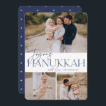 Festive Greeting | 3 Foto Joyous Hanukkah Feestdagenkaart<br><div class="desc">Ons feestelijke en elegante Hanukkah-kaartontwerp is de perfecte manier om drie van je favoriete familiefoto's te shows. Het ontwerp is voorzien van "Joyous Hanukkah" in elegante blauw serif-typografie en handgeschreven script,  met uw familienaam. Kaarten keren terug naar een wit sterpatroon.</div>