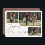 Festive Greeting | Joyous Hanukkah 3 Foto Feestdagenkaart<br><div class="desc">Ons feestelijke en elegante Hanukkah-kaartontwerp is de perfecte manier om drie van je favoriete familiefoto's te shows. Het horizontale of landschapsgeoriënteerde ontwerp kenmerkt "Joyous Hanukkah"in neutrale aardtoon terracotta typografie en hand lettered manuscript,  met uw familienaam onder op een witte achtergrond.</div>