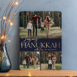 Festive Greeting | Joyous Hanukkah 3 Foto Folie Feestdagenkaart<br><div class="desc">Ons feestelijke en elegante Hanukkah-kaartontwerp is de perfecte manier om drie van uw favoriete familiefoto's te shows - één horizontaal/landschap en twee vierkant. Het ontwerp kenmerkt "Joyous Hanukkah"in het schitteren van gouden folie typografie en hand-briefed manuscript,  met uw familienaam. Kaarten keren terug naar een wit sterpatroon.</div>