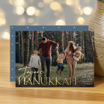 Festive Greeting Joyous Hanukkah Horizontale Foto Folie Feestdagenkaart<br><div class="desc">Ons feestelijke en elegante Hanukkah-kaartontwerp is de perfecte manier om uw favoriete horizontale of landschapsgeoriënteerde familiefoto's te shows. Het ontwerp kenmerkt "Joyous Hanukkah"in het schitteren van gouden folie typografie en hand-briefed manuscript,  met uw familienaam. Kaarten keren terug naar een wit sterpatroon.</div>