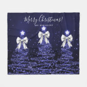 Festive Holiday Navy Christmas Trees Silver Bows Fleece Deken (Voorkant (Horizontaal))