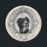 Festive Holiday Silver Lijst Foto Papieren Bordje<br><div class="desc">Borden met een Victoriaans zilveren lijst van kerstpapier, voorzien van een poot van zilvergrijze bladeren op een ivoren achtergrond. Voeg gewoon uw eigen foto en tekst toe aan deze feestelijke papieren borden. Voor de beste resultaten zorg ervoor de foto in een 5 x 7 portretformaat is en het onderwerp is...</div>