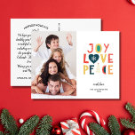 Festive Joy, Love, Peace, Family Photo Kerstmis Briefkaart<br><div class="desc">Spread vakantiewaanzin met dit briefkaart met feestelijke handgeschreven typografie die "Joy Love Peace" leest. Pas aan door uw verticale foto te uploaden. De achterzijde kenmerkt uw douanegroeten, naam en nota (of schrapt om ruimte voor een handgeschreven nota te verlaten). Voeg ook je retouradres aan de achterzijde toe. Festive, modern maar...</div>