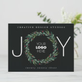 Festive JOY Wreath Leaves Berries Business Feestdagenkaart (Staand voorkant)