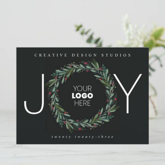Festive JOY Wreath Leaves Berries Business Feestdagenkaart (Staand voorkant)