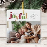 Festive Joyful 2 Foto Kerstmis Keramisch Ornament<br><div class="desc">Een foto kerst ornament met het woord "vreugdevol" in een speelse tekst en feestelijke kleuren. Het ontwerp biedt ruimte voor een foto aan de voorkant en een andere aan de achterkant.</div>