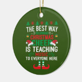 Festive kerstmuziek leraar voegt gevoel toe keramisch ornament (Links)