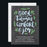 Festive Lettering | Chalkboard Holiday Party Kaart<br><div class="desc">Deze feestelijke feestelijke uitnodiging is voorzien van een prachtig handschrift met typografie met het briefje dat "Goede simulaties van comfort en vreugde" in de kalligrafie van het penseelscript weergeeft. Groene pijnboomtakken en rode bessen omringen de bevroren,  lichtblauwe vlek. Het ontwerp omvat een achtergrond van het krijtbord.</div>