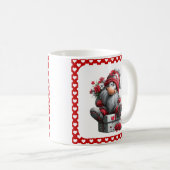 Festive Love Messenger Gnome "Heart and Presents" Koffiemok (Voorkant rechts)