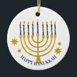 Festive Menorah Candles Happy Hanukkah Keramisch Ornament<br><div class="desc">Faux goudfolie-menorah-kaarsen voor je Hanukkah-viering. Whimsical menorah-illustratie met witte sterren bedekte hemelse kaarsen op een faux gouden menorah kandle standaard. Menorah starry Hanukkah illustreerde ontwerpcadeaus en papierproducten.</div>