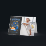 Festive Menorah Chalkboard Photo Happy Hanukkah Feestdagen Kaart<br><div class="desc">Happy Hanukkah! Verzend Hanukkah wenst aan familie en vrienden met deze klantgerichte fotokaart. Het bevat afbeeldingen van de waterverf van Hanukkah-symbolen zoals Hanukkiah of menorah,  sufganiyot,  olijven en droidel op een faux-alkboardachtergrond. Personaliseer door namen en een foto toe te voegen.</div>