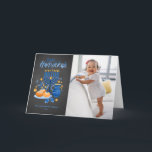 Festive Menorah Chalkboard Photo Happy Hanukkah Feestdagen Kaart<br><div class="desc">Happy Hanukkah! Verzend Hanukkah wenst aan familie en vrienden met deze klantgerichte fotokaart. Het bevat afbeeldingen van de waterverf van Hanukkah-symbolen zoals Hanukkiah of menorah,  sufganiyot,  olijven en droidel op een faux-alkboardachtergrond. Personaliseer door namen en een foto toe te voegen.</div>