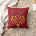 Festive Menorah Hanukkah Blue Candles Drawing Red Kussen<br><div class="desc">Faux goudfolie-menorah-kaarsen voor je Hanukkah-viering. Whimsical menorah-illustratie met witte sterren bedekte hemelse kaarsen op een faux gouden menorah kandle standaard. Menorah starry Hanukkah illustreerde ontwerpcadeaus en papierproducten.</div>