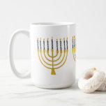 Festive Menorah Hanukkah Blue Candles Illustratie Koffiemok<br><div class="desc">Faux goudfolie-menorah-kaarsen voor je Hanukkah-viering. Whimsical menorah-illustratie met witte sterren bedekte hemelse kaarsen op een faux gouden menorah kandle standaard. Menorah elegant starry Hanukkah illustreerde designgeschenken en papierproducten.</div>