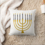Festive Menorah Hanukkah Blue Candles Tekening Kussen<br><div class="desc">Faux goudfolie-menorah-kaarsen voor je Hanukkah-viering. Whimsical menorah-illustratie met witte sterren bedekte hemelse kaarsen op een faux gouden menorah kandle standaard. Menorah starry Hanukkah illustreerde ontwerpcadeaus en papierproducten.</div>