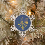 Festive Menorah Hanukkah Blue Candles Tekening Tin Sneeuwvlok Ornament<br><div class="desc">Faux goudfolie-menorah-kaarsen voor je Hanukkah-viering. Whimsical menorah-illustratie met witte sterren bedekte hemelse kaarsen op een faux gouden menorah kandle standaard. Menorah starry Hanukkah illustreerde ontwerpcadeaus en papierproducten.</div>