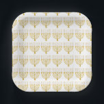 Festive Menorah Hanukkah Candles Pattern White Papieren Bordje<br><div class="desc">Faux goudfolie-menorah-kaarsen voor je Hanukkah-viering. Whimsical menorah-illustratie met witte sterren bedekte hemelse kaarsen op een faux gouden menorah kandle standaard. Menorah elegant starry Hanukkah illustreerde designgeschenken en papierproducten.</div>